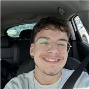 Jeune professeur pour des enfants ayant besoin de soutient